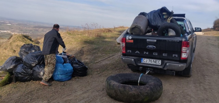 Acțiune de ecologizare în Feleacu. Voluntarii CERT au strâns 80 de saci de gunoaie în doar 2 ore 